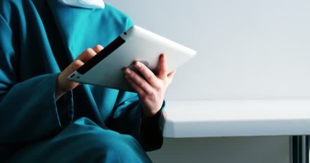 Жінка лікар використовує цифровий планшет — стокове відео
