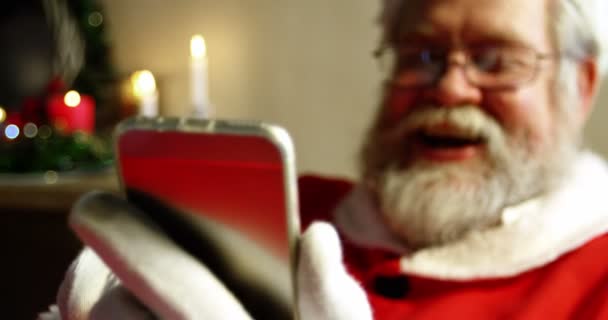 Санта-Клаус с помощью мобильного телефона — стоковое видео