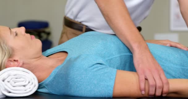 Мужской физиотерапевт, делающий массаж рук пациенту — стоковое видео