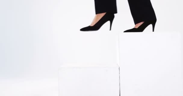 Business woman walking on steps — стоковое видео