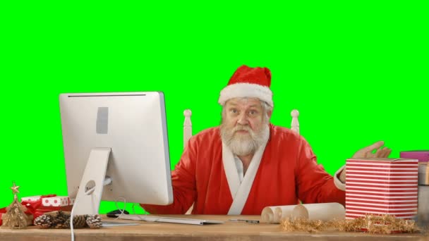 Санта-Клаус разговаривает за компьютером — стоковое видео
