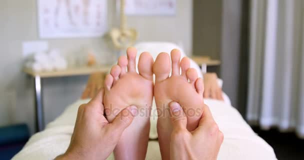 Physiothérapeute donnant massage des pieds à une femme — Video