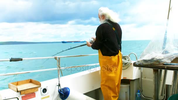 Pescador pescando desde el barco — Vídeo de stock