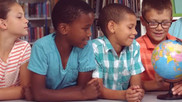 Leerkracht en kinderen bespreken — Stockvideo