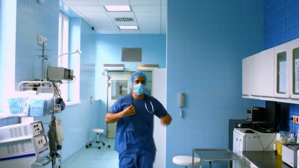 Médico e enfermeiro correndo em passagem — Vídeo de Stock