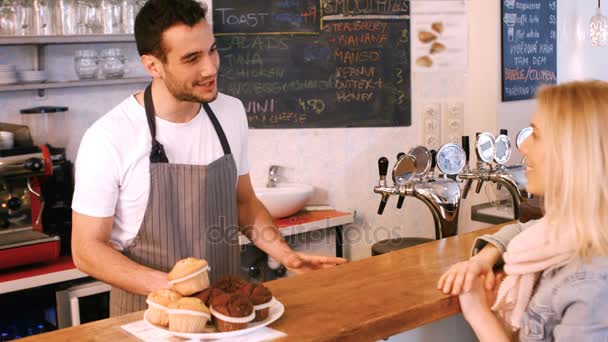 Číšníku, dávat kávu k zákazníkovi — Stock video