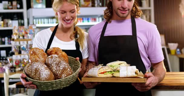 Kelner en serveerster een manden van brood houden — Stockvideo