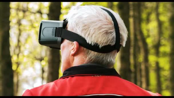 Toeristische met behulp van virtual reality headset — Stockvideo