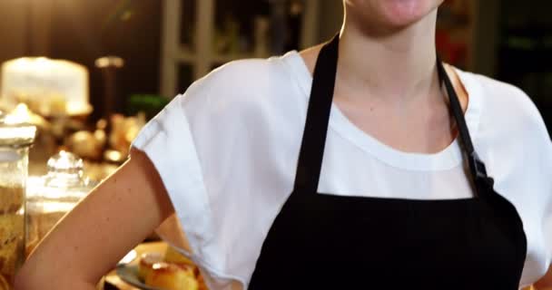 Официантка, стоящая у стойки — стоковое видео