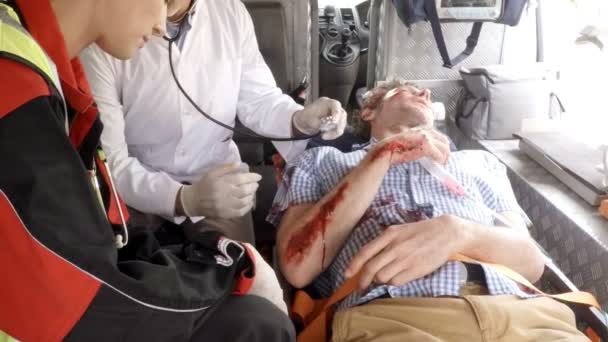 Paramedicus met behulp van een externe defibrillato — Stockvideo