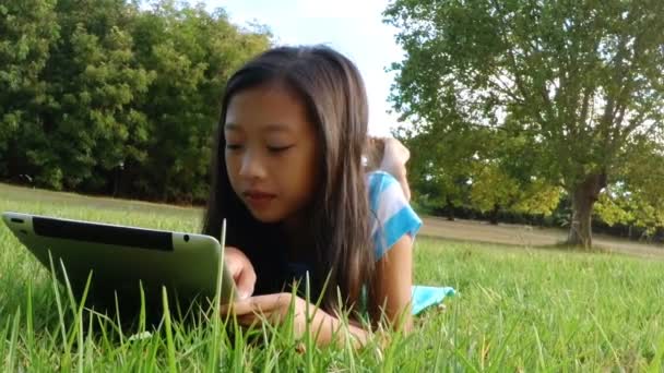 Menina usando tablet digital — Vídeo de Stock