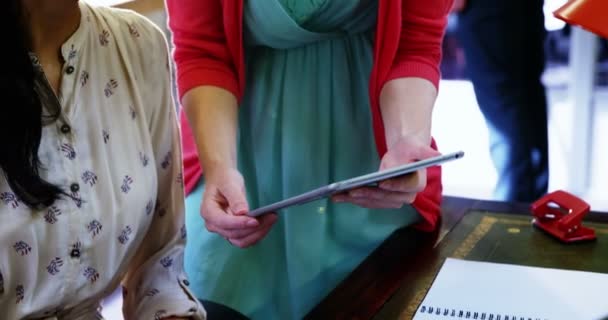 Vrouwen met behulp van digitale Tablet PC — Stockvideo