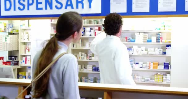 Farmacista che assiste il farmaco al cliente — Video Stock