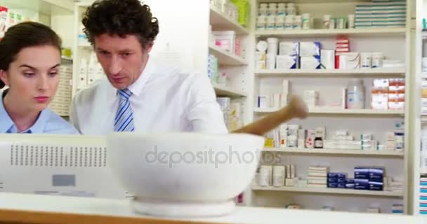 Farmaceuter arbetar på counter — Stockvideo
