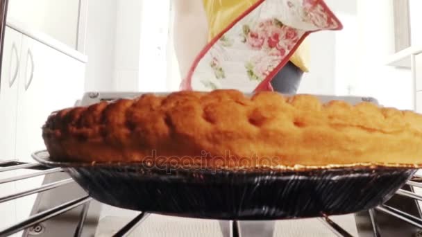 女人去除烤盘从烤箱 — 图库视频影像