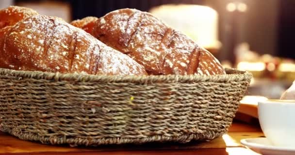 Хлеб из корзины и чашки кофе — стоковое видео