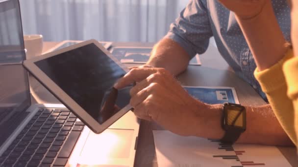 Ondernemers bespreken over digitale tablet — Stockvideo