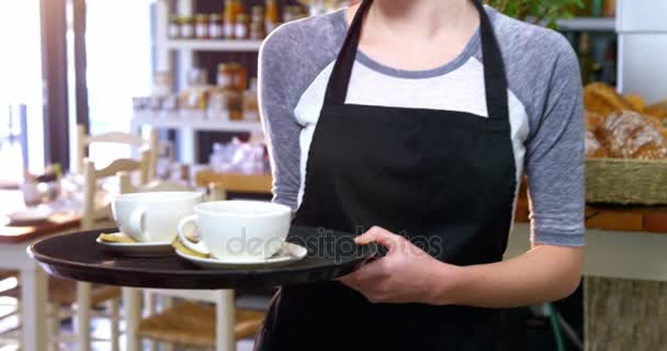 Kelnerka gospodarstwa kawy filiżanki — Wideo stockowe