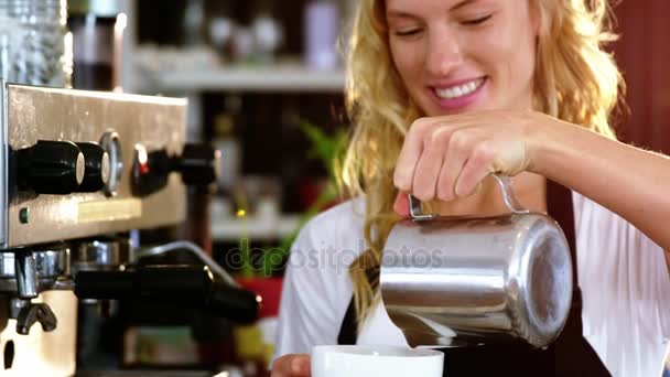 Servírka tvorby šálek kávy — Stock video