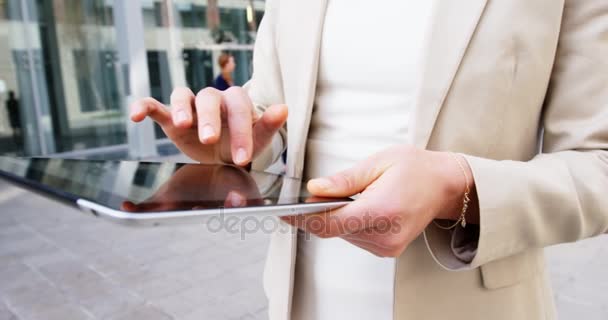 Empresaria usando tableta digital en el edificio de oficinas — Vídeo de stock