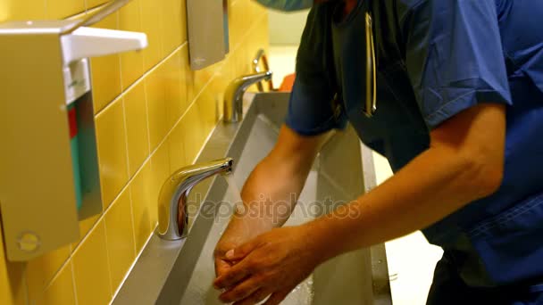 Mannelijke chirurg zijn handen wassen — Stockvideo