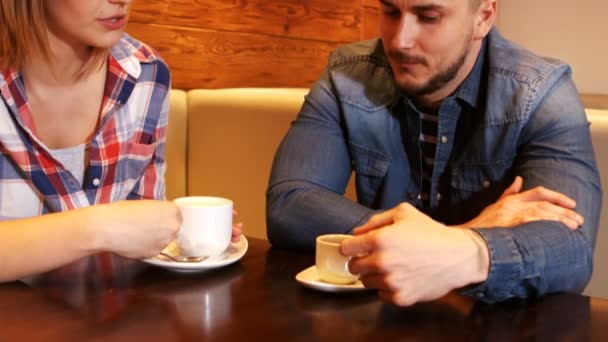 Пара взаимодействует за чашкой кофе — стоковое видео