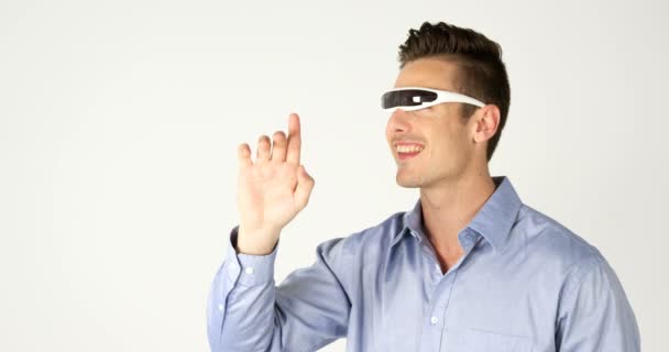 Homme utilisant casque de réalité visuelle — Video