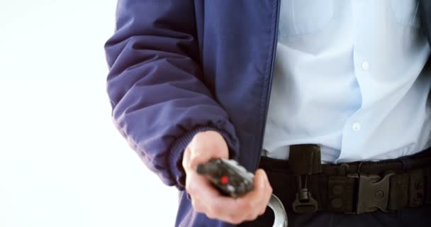 Guardia de seguridad sosteniendo bastón y walkie talkie — Vídeos de Stock