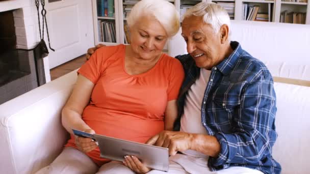 Äldre par gör online shopping — Stockvideo