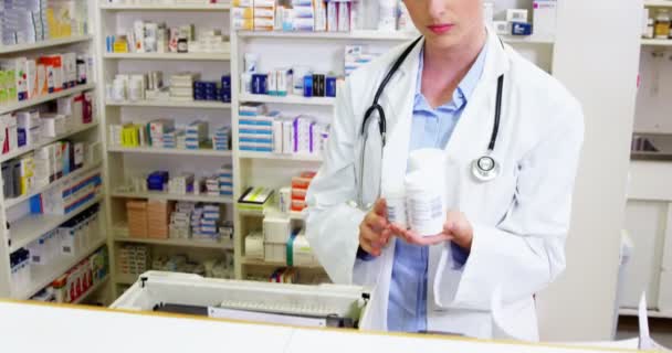 Farmacéutico mostrando el envase del medicamento — Vídeos de Stock