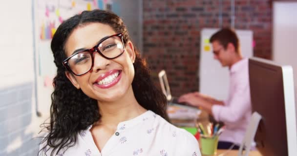 Ejecutivo de negocios sonriendo — Vídeos de Stock