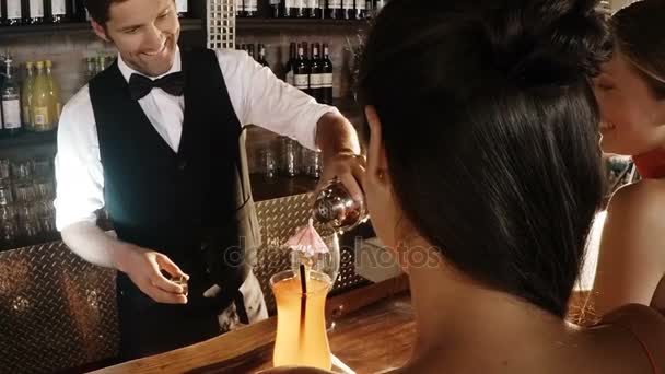 Ober gieten cocktail in glas — Stockvideo