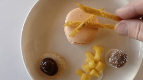 Chef garnishing macaroon — Stock Video