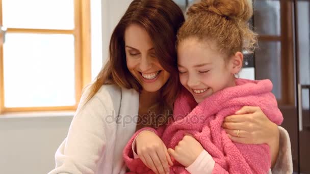 Madre e hija abrazando — Vídeo de stock