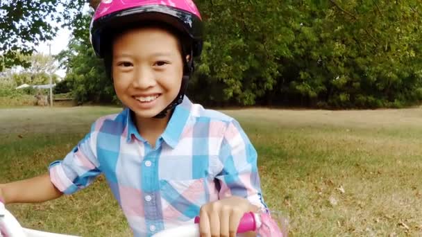 Menina montando uma bicicleta — Vídeo de Stock