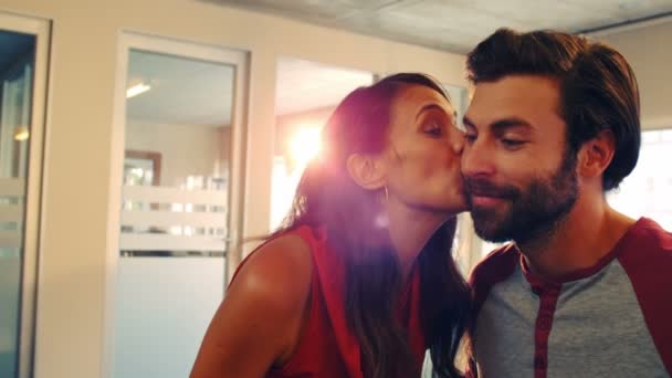 Güzel kadın öpüşme adam — Stok video