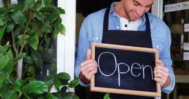 Waiter showing chalkboard — Stock Video