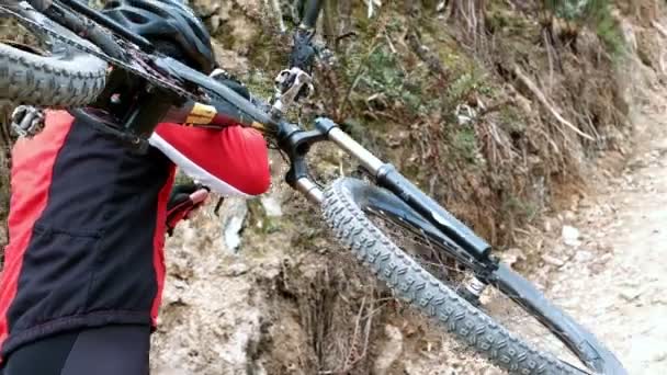 Ciclista ountain transportando bicicleta — Vídeo de Stock