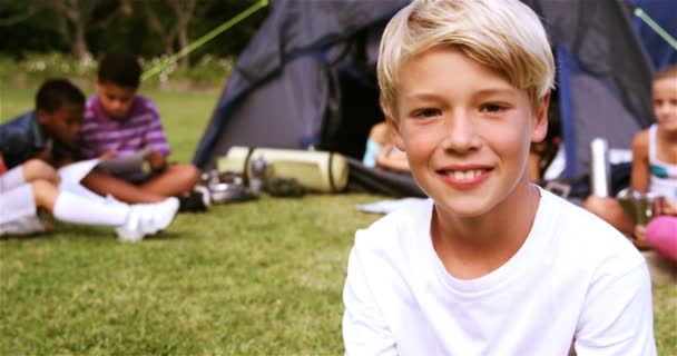 Portret van lachende jongen — Stockvideo