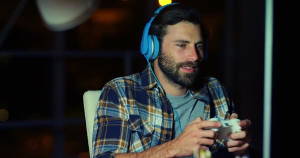 Мужчина играет в видеоигры — стоковое видео