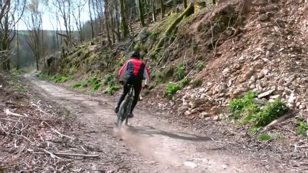 Dağ bisikletçinin binicilik bisiklet — Stok video