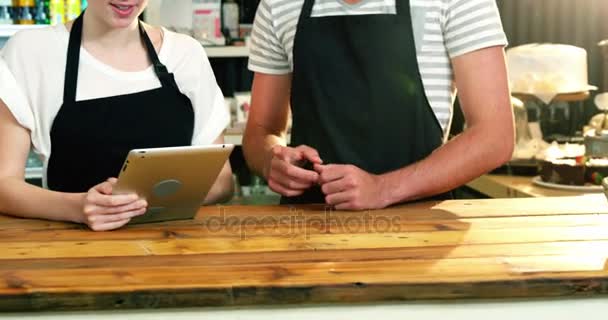 Garçom e garçonete usando tablet digital — Vídeo de Stock