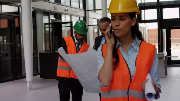 Cep telefonu üzerinde konuşurken kadın mimar — Stok video