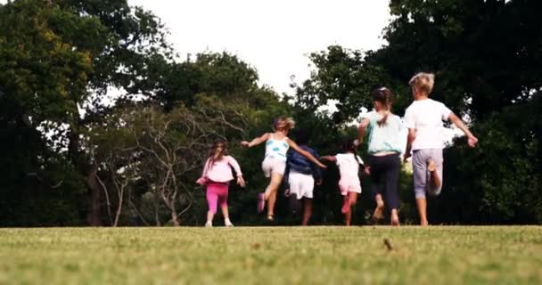 Kinder spielen im Park — Stockvideo