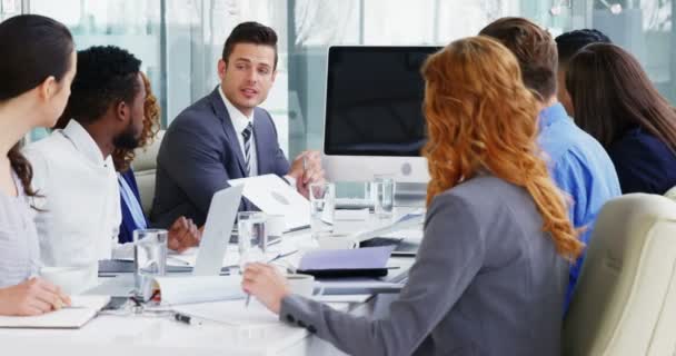 Empresários em reunião na sala de conferências — Vídeo de Stock