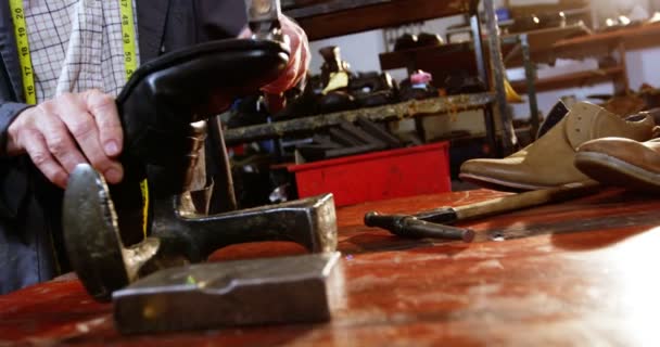 Shoemaker hammering on a shoe — Stock Video
