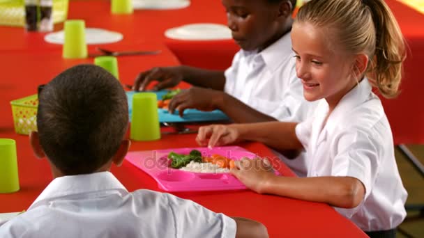 Crianças tendo refeição — Vídeo de Stock