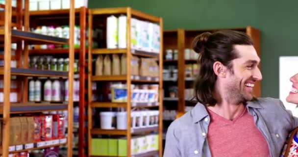 Pasangan yang berdiri di supermarket — Stok Video