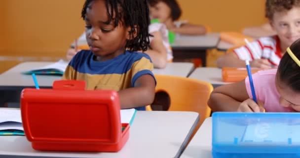Crianças da escola estudando em sala de aula — Vídeo de Stock