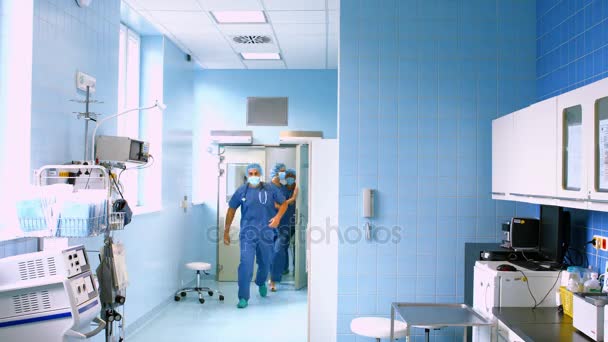 Médico y enfermera corriendo en el pasillo del hospital — Vídeo de stock